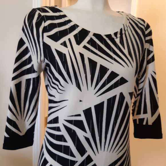 Papillon size medium sunburst geometric light knit round neck dress - Picture 4 of 10